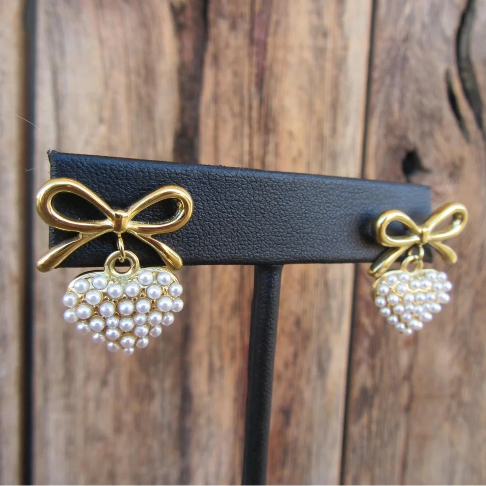 Pearl Love Pendant with Bow Knot Earrings
18K Gold Plated Stainless Steel - Picture 9 of 12